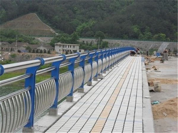 三沙不锈钢桥梁护栏的特性及其在现代建筑中的应用